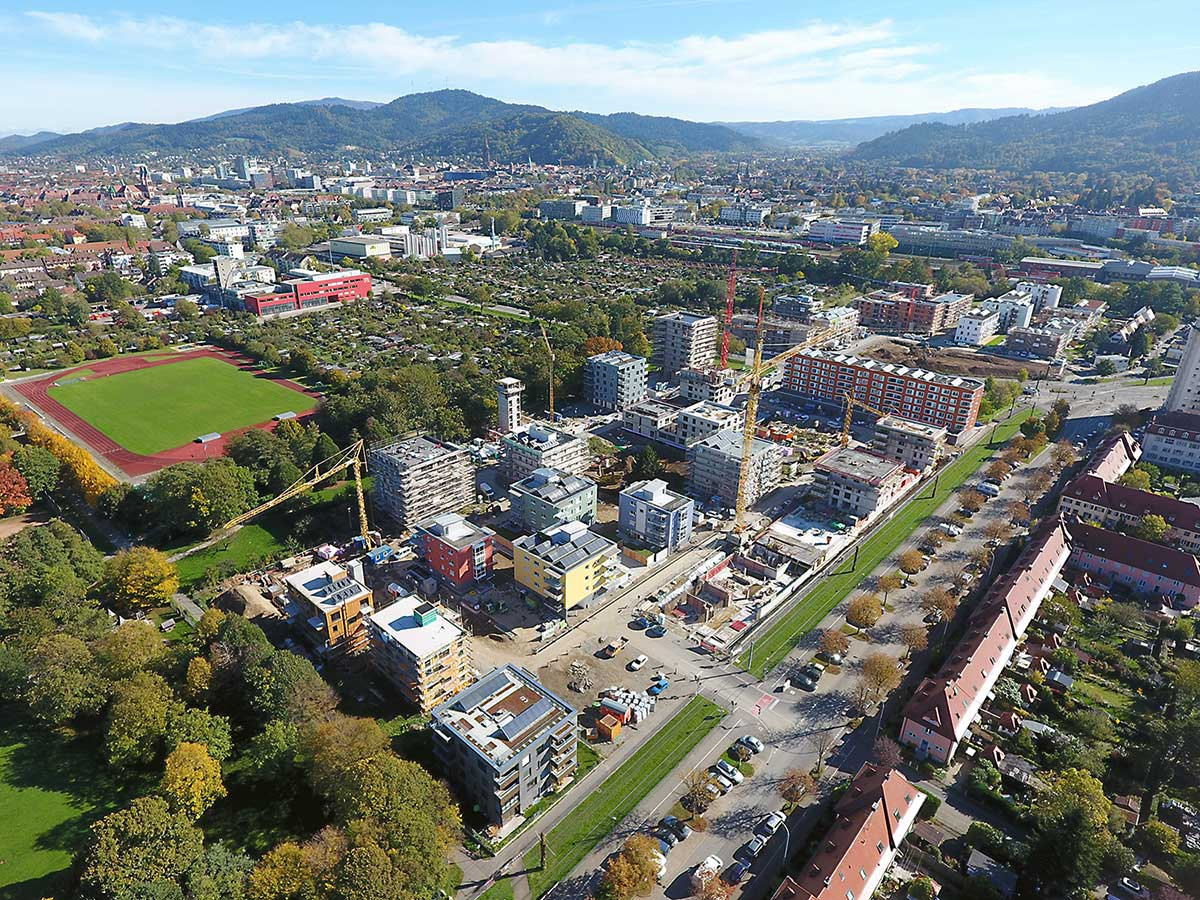 Das intelligente solare Nahwärmenetz »Freiburg--Gutleutmatten« gewann den renommierten Smarter E Award 2019 in der Kategorie „Outstanding projects“.
